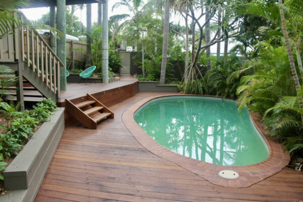 tom-robinson-living-landscapes-noosa-timber-decking-entrance-pathway-softscape-retaining-walls-1-1024x683